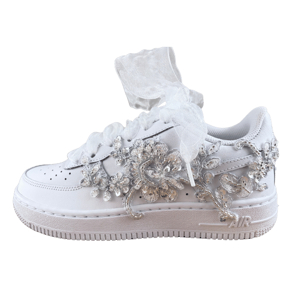 Witte lage bruidssneaker geborduurd zilveren kraaltjes Diamonds & Kicks .