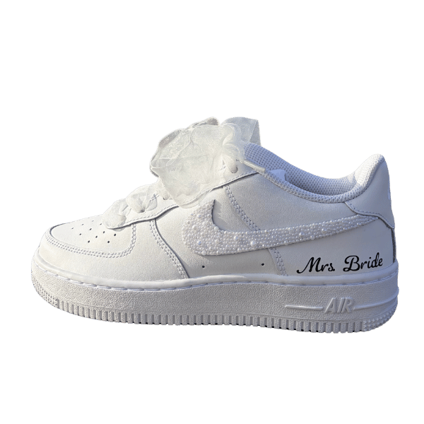 Witte lage bruidssneaker witte parels en tekst Mrs. Bride Diamonds & Kicks